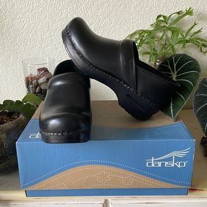 NEW Black Dansko Professional Cabrio Clogs